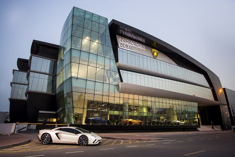 A Lamborghini inaugurou nesta semana em Dubai, nos Emirados Árabes Unidos, sua maior concessionária no mundo. A loja é um verdadeiro complexo da marca do touro, com showroom, oficina e butique com produtos