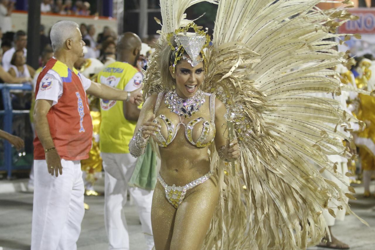 Mulher Melão se destaca no desfile da Inocentes de Belford Roxo