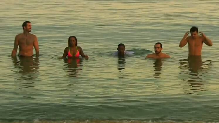 9 - Banho de mar 

Nada como um dia na praia para recarregar as energias, não é mesmo? Para a galera do Exílio, a tranquilidade passa longe! Eles gostam mesmo é da bagunça e diversão! "O Exílio é melhor do que a Vila", opinou Nanah.