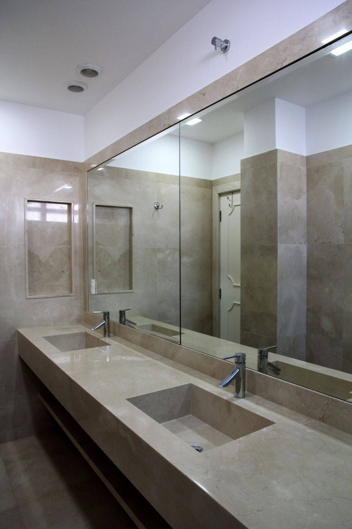 Os banheiros das suítes são espaçosos e com acabamento luxuoso