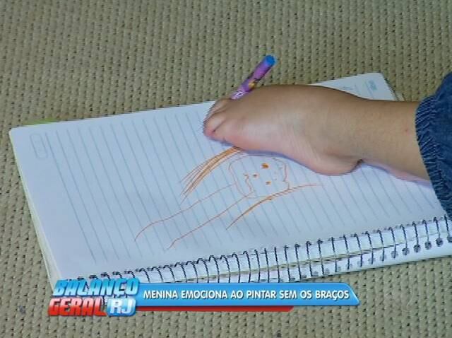 Mas aos três anos, a pequena já dá trabalho. Aos risos, a mãe afirma que ela é muito sapeca.
— Dá trabalho cuidar dela. Faz bagunça, quer pegar as coisas no armário, responde a gente...