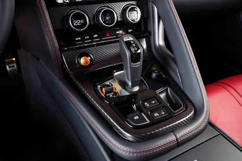 Sucessor espiritual do E-Type, carro mais emblemático da história da Jaguar, o F-Type já é comercializado no Brasil desde agosto de 2013 na versão conversível. Mas caberá ao cupê, que acaba de chegar às lojas, a missão de intimidar os esportivos tradicionais, especialmente o Porsche 911, apontado pela própria marca felina como seu maior rival. Tal empreitada ficará a cargo da "envenenada" versão R, com o motorzão 5.0 V8 Supercharger de 550 cv