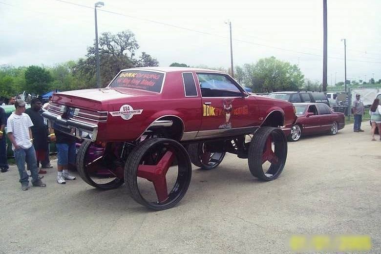 Carros com rodas exageradas