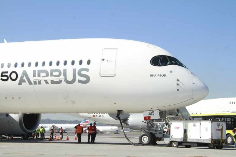 Um dos diferenciais do modelo também é uma
economia de até 25% no consumo de combustível. O preço do querosene de aviação é
um dos principais custos das empresas atualmente. Apenas de imposto, tem uma fatia de 46,72%.
Segundo o IBPT (Instituto Brasileiro de Planejamento e Tributação), a alíquota
é superior à praticada no valor do diesel usado em ônibus de transporte
intermunicipal e interestadual (40,50%)  