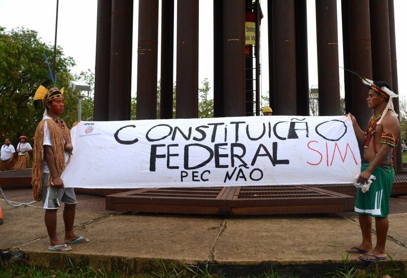 A intenção dos 1.100 índios, que montaram acampamento em frente ao Congresso nas primeiras horas da manhã, é, por meio de líderes e representantes, participar de uma audiência com os presidentes da Câmara, Henrique Eduardo Alves, e do Senado, Renan Calheiros, para discutir a reprovação da PEC 215, uma vez que a Comissão Especial que vai analisar o texto deve ser montada ainda durante esta semana. 