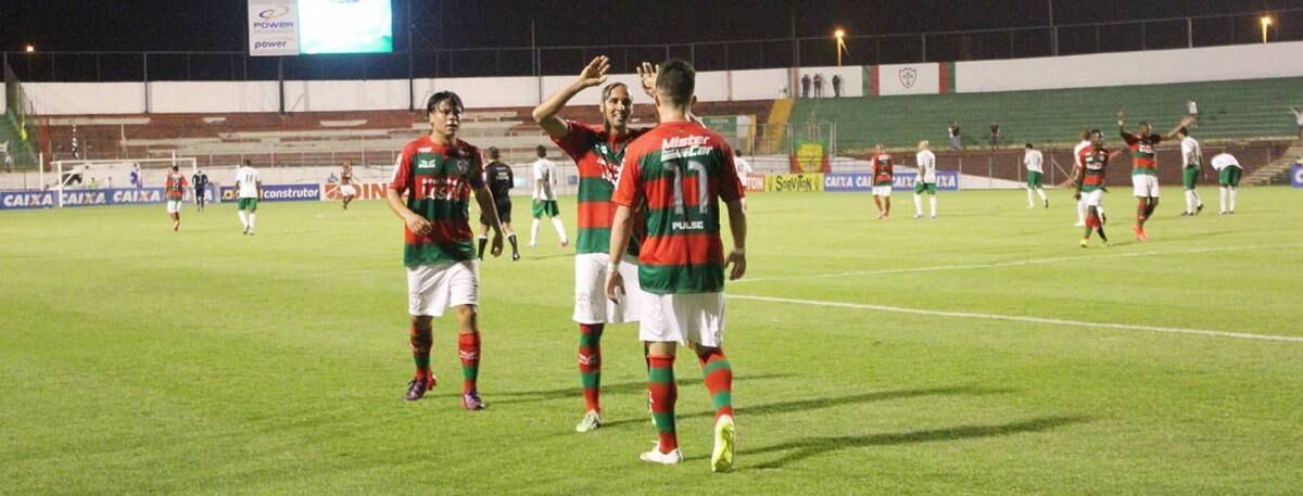"Volta' ao Canindé: a Portuguesa ficou sem o seu estádio nas quatro primeiras rodadas da Série C do Campeonato Brasileiro. Longe do Canindé, a Lusa atuou no Pacaembu, completamente vazio, e só empatou com o Brasil, de Pelotas, em 2 a 2. Após conseguir a liberação do estádio junto a Federação Paulista de Futebol, a equipe rubro-negra voltou a mostrar sua força e conseguiu avança na competição graças aos trunfos em seus domínios
