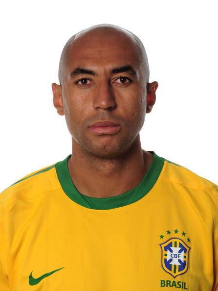 Luisão, assim como em 2010, é titular e capitão do Benfica. Apesar do prestígio no time português, o zagueiro perdeu espaço na seleção