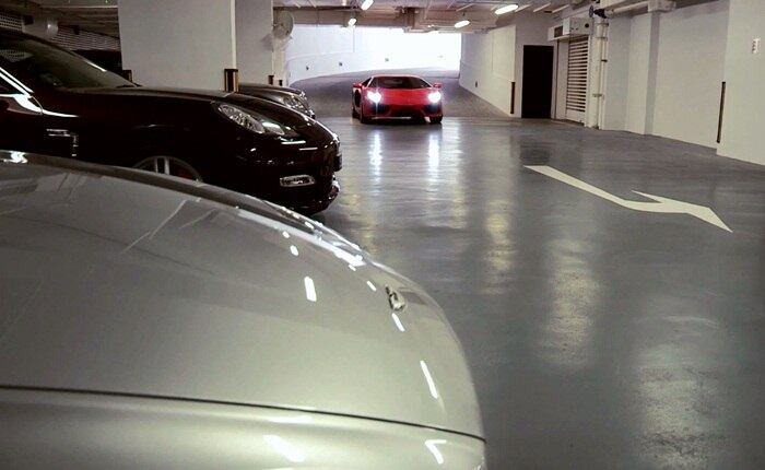 Resumindo, é coisa de cinema. Já na entrada fica evidente que o Hamilton Scotts não é um edifício comum. Na garagem subterrânea há vários outros carrões. Moradores podem levá-los para casa ou deixá-los estacionados ali