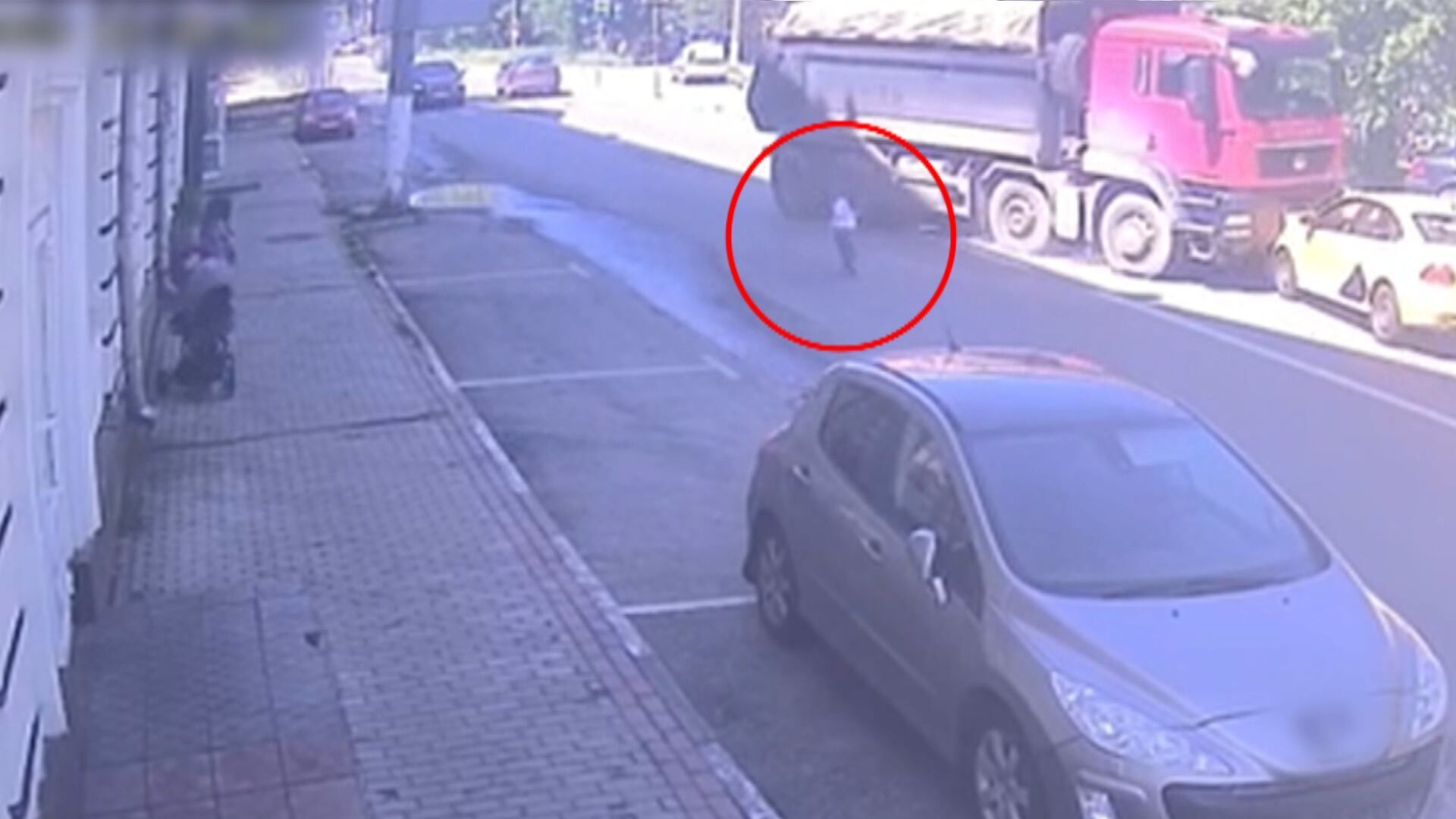 Vídeo: caminhoneiro herói desvia de última hora, salva a vida de criança e atinge táxi