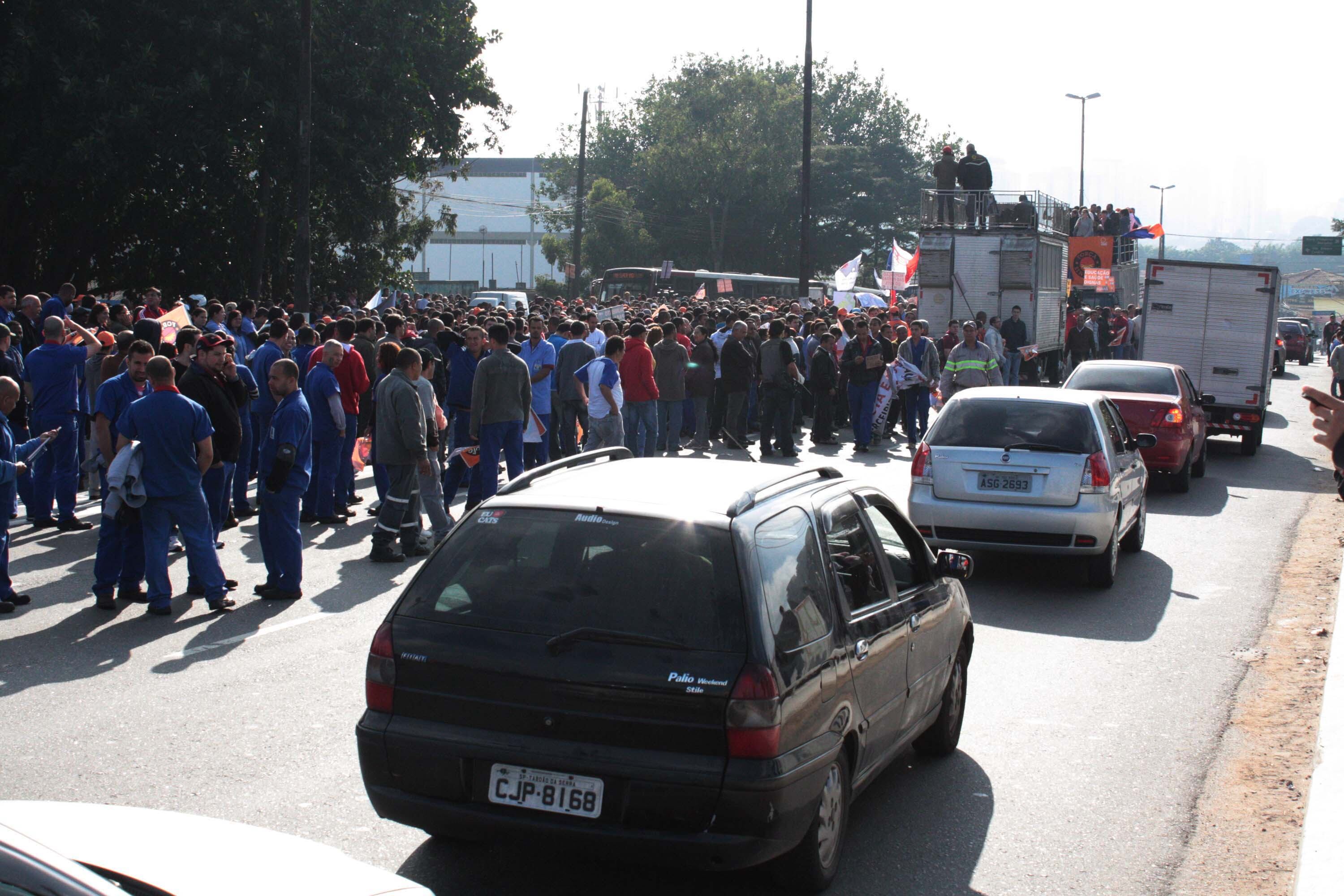 Por volta das 10h20, a Central Única dos Trabalhadores (CUT), a Força Sindical e outras
centrais sindicais brasileiras também ocuparam a avenida das Nações Unidas, realizando greve e manifestações. Eles reivindicam redução da jornada de trabalho para 40h
semanais, sem redução de salários, transporte público e de qualidade,
entre outros