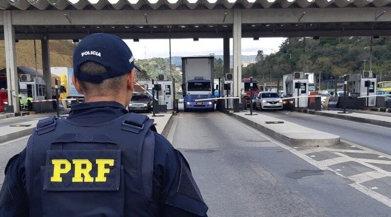 Ao menos 400 policiais participaram da operação, em oito rodovias federais de SP