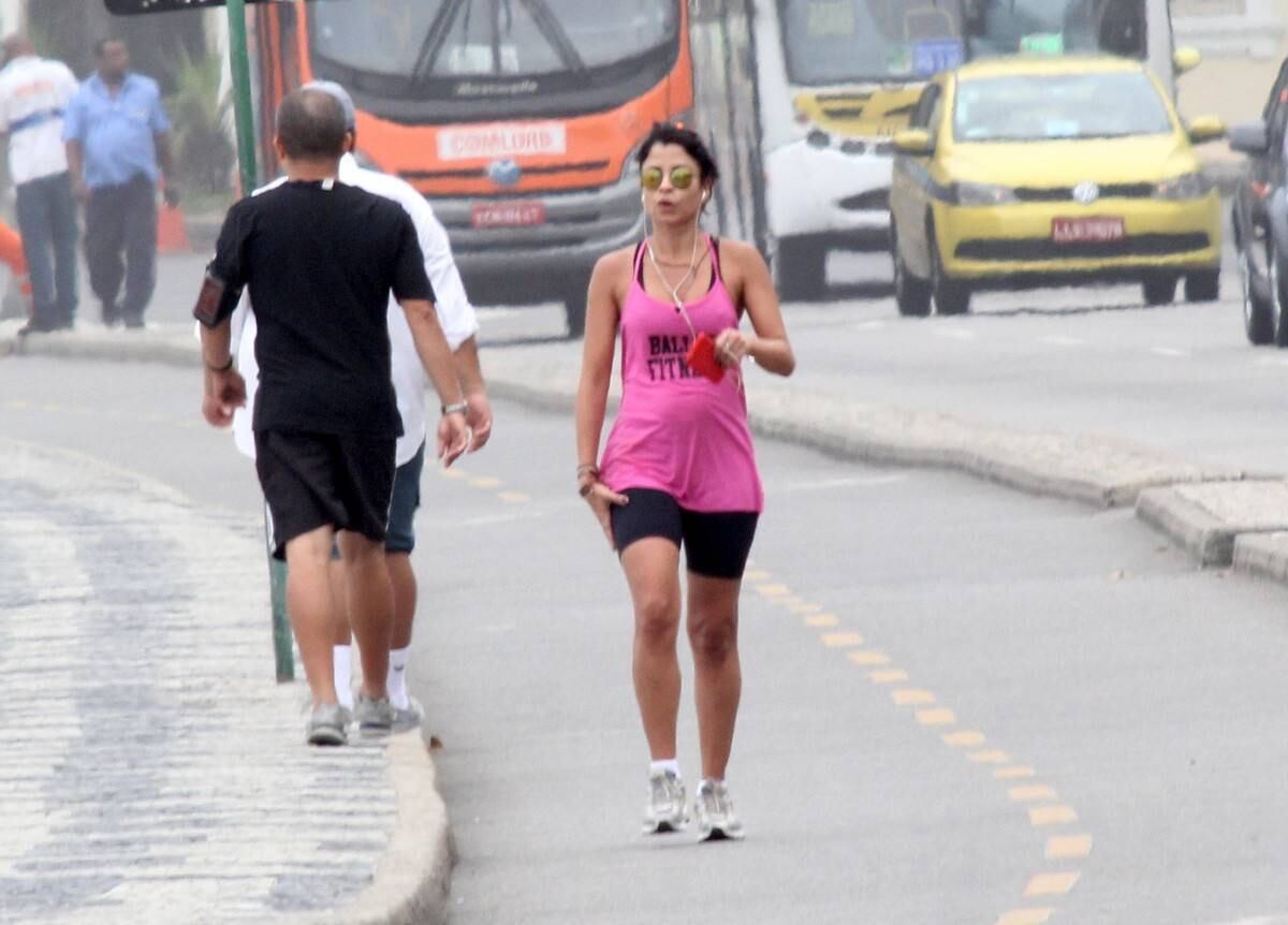 Ela estava com uma regata rosa e bermuda preta 