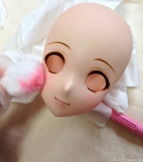 A boneca está atualmente em desenvolvimento no Japão. Seu criador, Danny Choo, a desenvolveu inicialmente como uma boneca de vinil de 60 centímetros, semelhante a outros bonecos colecionáveis japoneses. O que começou como apenas mais uma boneca básica, logo tomou um rumo totalmente inovador
