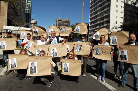 Manifestantes em protesto contra a corrupção