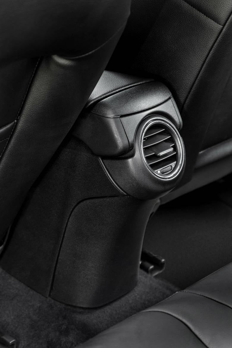 O Bravo também manteve a saída de ventilação para o banco traseiro, um diferencial do modelo perante os rivais