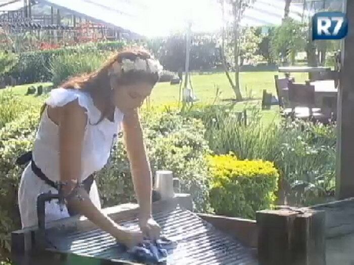 A gata solta a voz enquanto lava suas roupas

+ Assista ao vídeo dos peões parabenizando Débora

