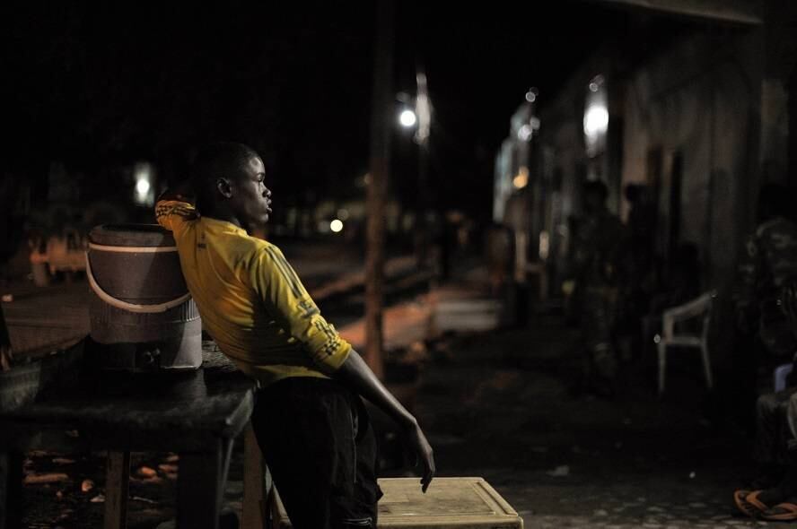 Um jovem menino observa a cidade de Baidoa, na Somália, enquanto soldados etíopes da Missão Unificada da África patrulham a região durante a madrugada dessa segunda-feira. 

As forças extremistas da Al Qaeda, ligadas ao Al Shabaab, que é atuante na Somália, estão atacando a região 