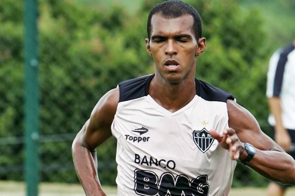 De volta ao Brasil, o Atlético Mineiro foi outro time a adotar o rosa, porém a cor ficou restrita ao uniforme de treino

Saiba tudo sobre esportes! Acesse R7.com/esportes