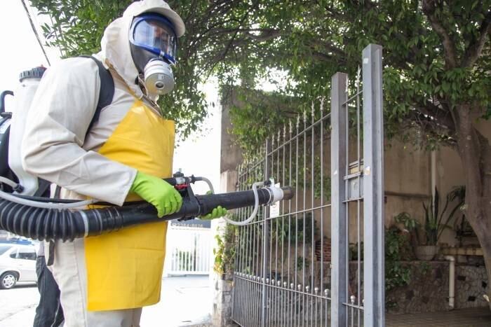Agentes da Prefeitura de São Paulo, que vive surto de dengue, fazem nebulização com veneno contra o mosquito, no bairro do Tatuapé, na manhã da sexta-feira (16)