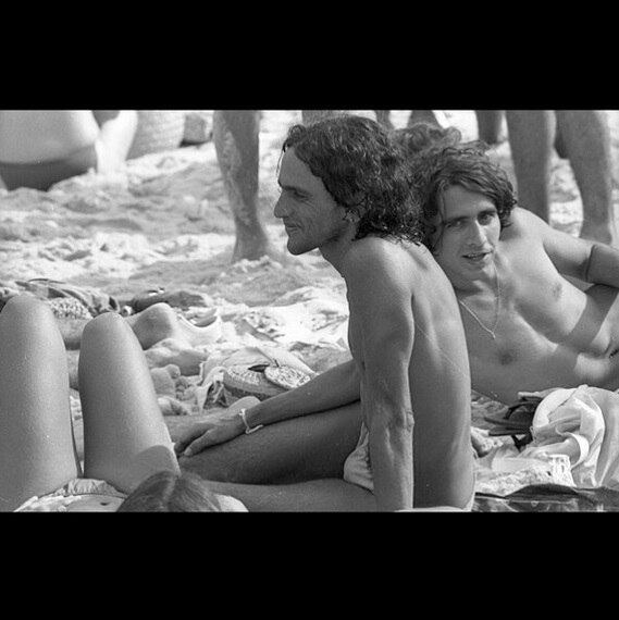 Caetano Veloso mostrou que não está nem aí para polêmica e publicou no Instagram, neste sábado (18), outra foto, dos anos 1970, em que aparece só de cueca, curtindo praia ao lado de Léo Jaime. Uma das hashtags na legenda da foto era "CaetanoSempreFoiAssim". Outra que também foi usada pelo cantor foi "CaetanoDeCueca".

O Brasil acordou na última quinta-feira (16) com Caetano Veloso mandando nudes no Instagram. A empresária Paula Lavigne publicou uma foto em que o cantor aparece ao lado do casal Carla Perez e Xanddy vestindo apenas cueca e meias, e a imagem deu o que falar!

Acesse o R7 Play e assista à programação da Record quando quiser 

