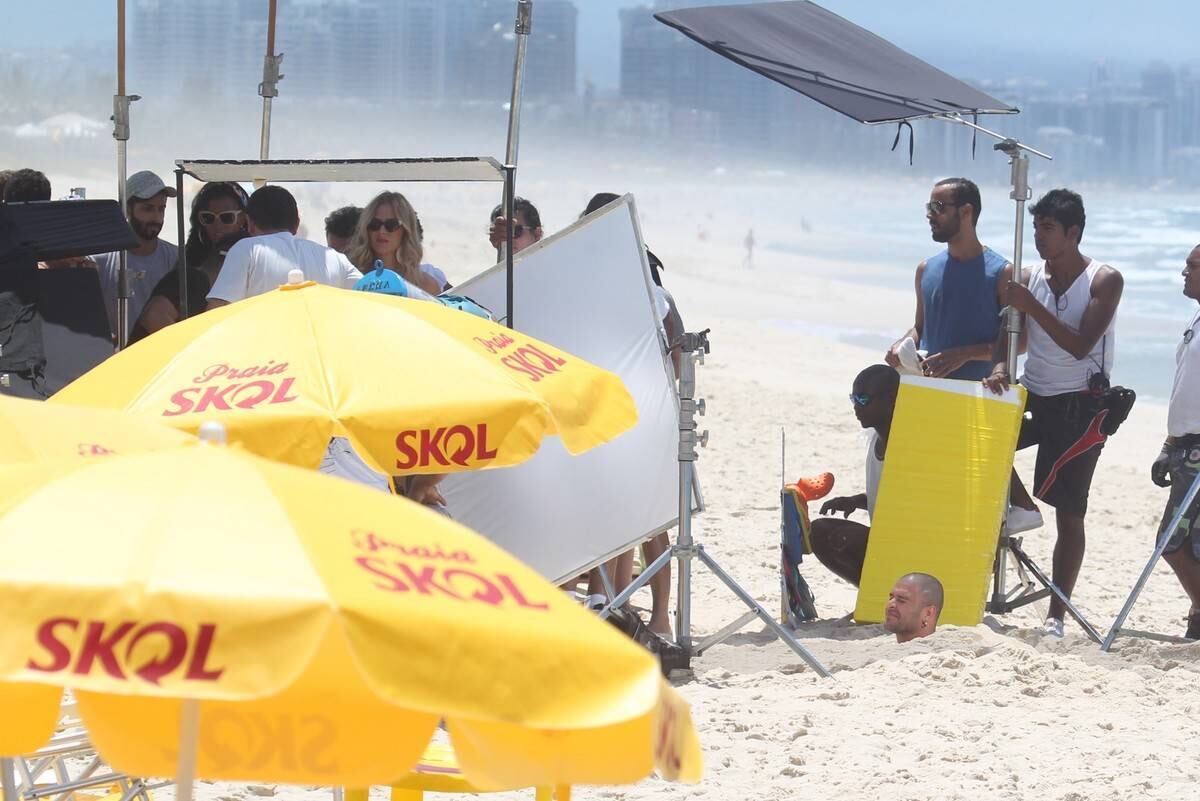 Para uma determinada cena do clique, Diogo Nogueira precisou ser enterrado na areia