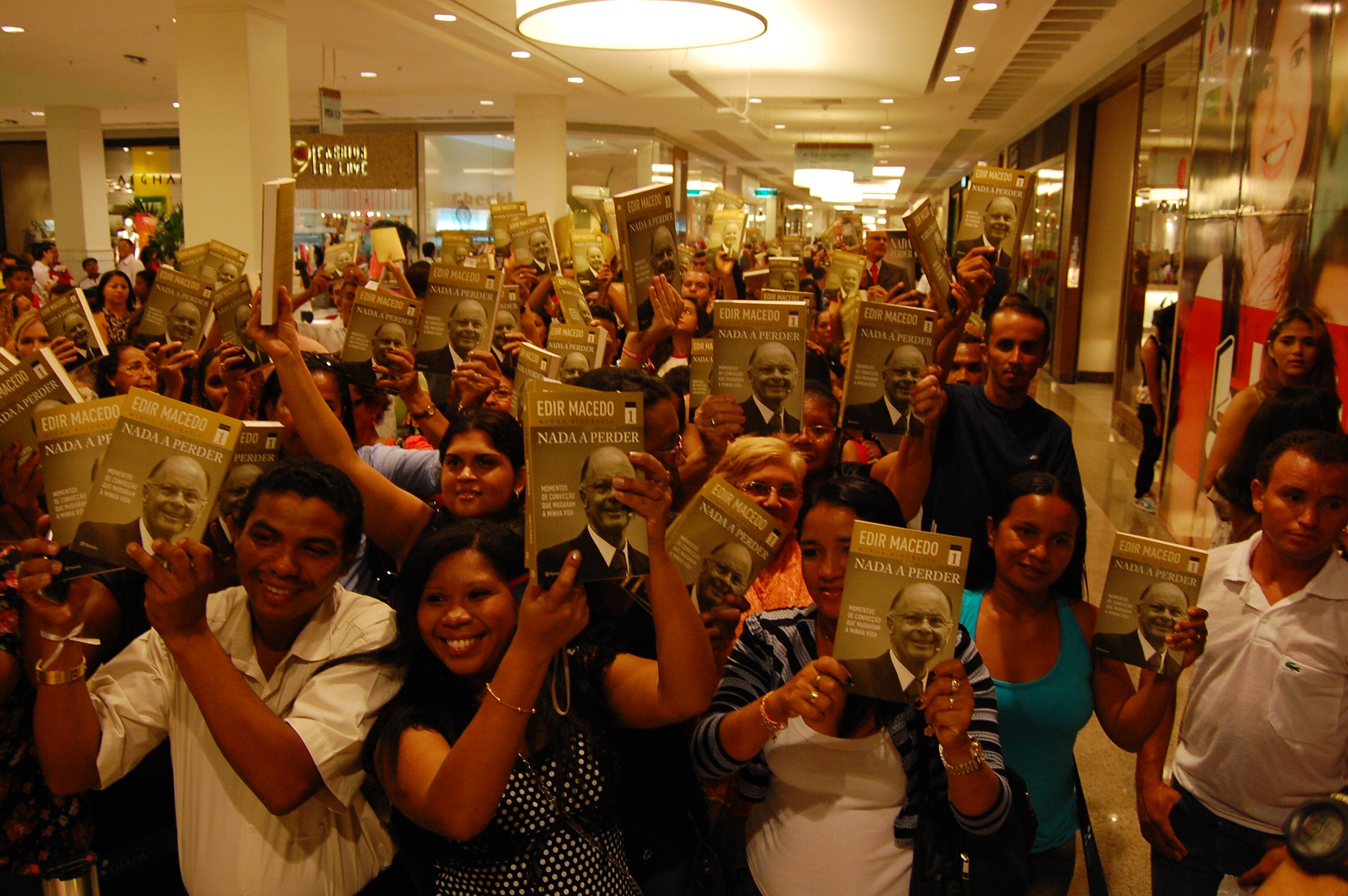 A biografia do bispo Edir Macedo fez sucesso em São Luís, com mais de 10.000 exemplares vendidos, 3.000 deles só nas primeiras duas horas.