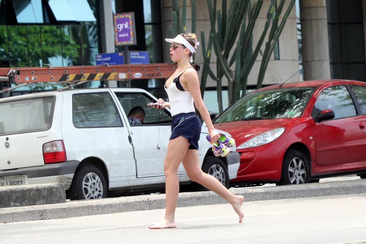 Bruna Linzmeyer foi à praia nesta quinta-feira (16)