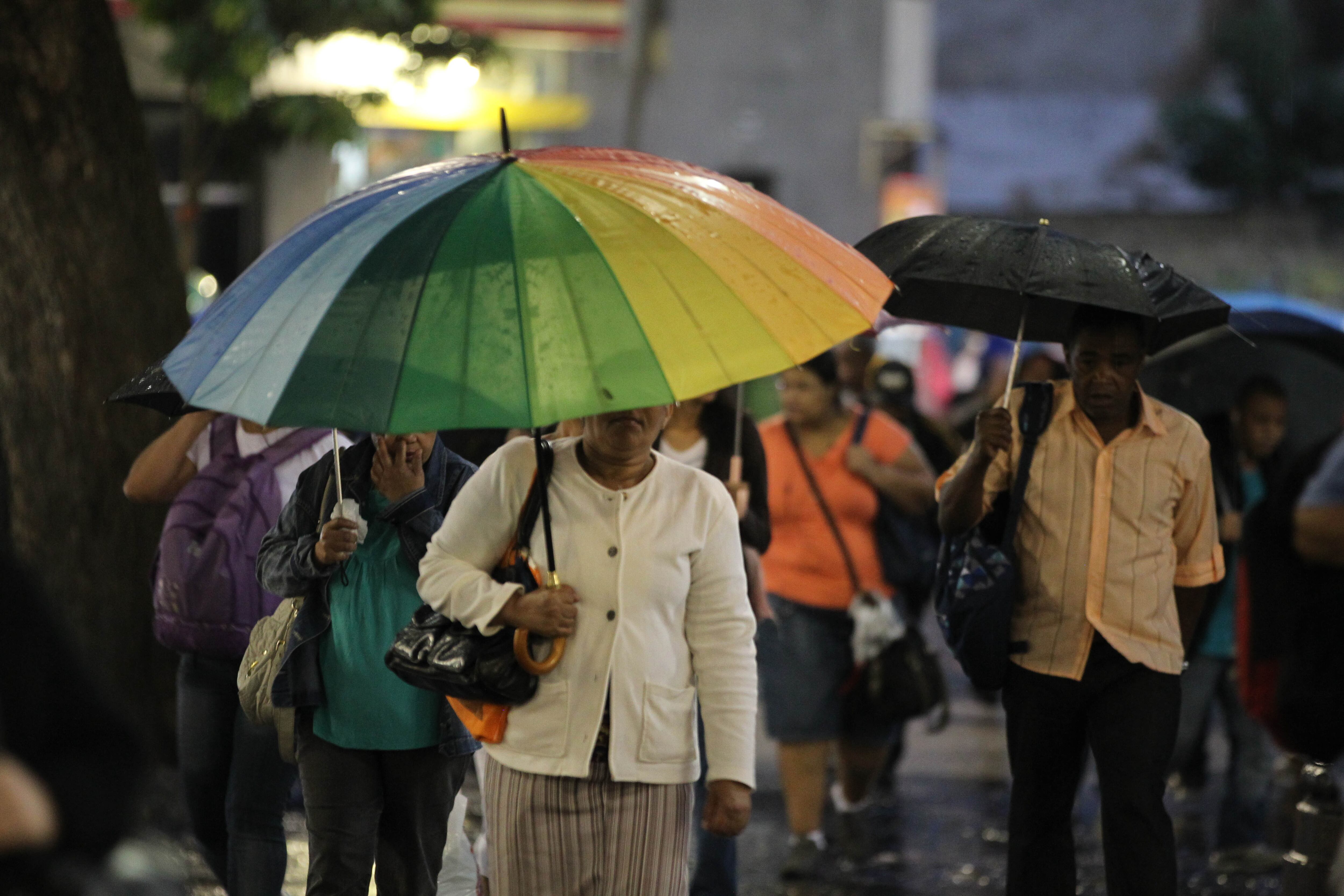Pedestres enfrentam a chuva na manhã desta sexta-feira na praça da Sé, no centro de São Paulo