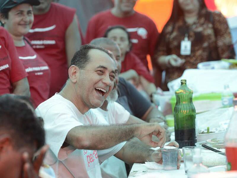 Ainda sem a prisão decretada, o deputado João Paulo Cunha (PT-SP) almoçou com um grupo de apoiadores que acampava em frente ao STF nesta segunda-feira (3). O petista negou que a ida ao acampamento na abertura do ano
judiciário fosse uma provocação, mas, sempre que pode, tem questionado as decisões do ministro Joaquim Barbosa no caso