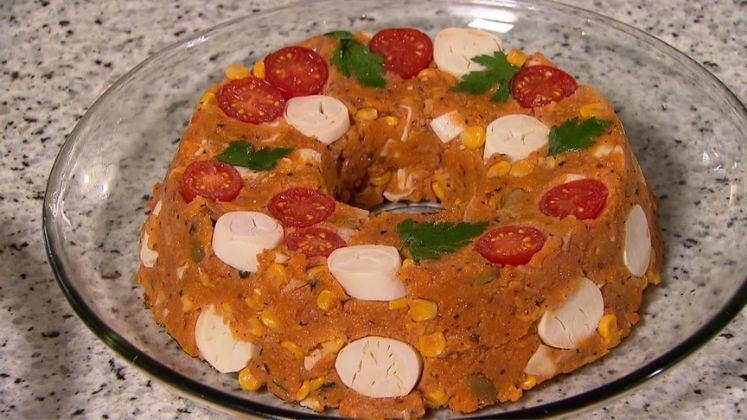 Cuscuz Paulista

Ingredientes:
1/2 xícara de chá de óleo ou azeite 
1/2 cebola picada
1/ 2 colher de sopa de alho amassado 
1/2 pimentão vermelho
Sal a gosto
Pimenta do reino
1 colher de sopa de páprica 
1/2 xícara de chá  de cheiro verde
2 xícara de chá de molho de tomate
1 lata de atum
1 lata de milho verde
1/2 xícara de azeitonas  picadas
2 xícara de chá de palmito picado
3 xícara de chá de farinha de milho 
2 xícara de chá de água. 
Ovos para decorar
Tomates cerejas
 
Modo de preparo:
Em uma panela, coloque o óleo, cebola, alho, sal, pimenta e molho de tomate e páprica;
Refogue bem e deixe ferver;
Em seguida, acrescente o milho e palmito e deixe cozinhar por mais ou menos 10 minutos;
Coloque a farinha de milho e cheiro verde e deixe cozinhar;
Quando aparecer o fundo da panela estará pronto;
Unte uma forma com óleo e coloque ovos cozidos e tomate cerejas;
Deixe esfriar e desenforme.
