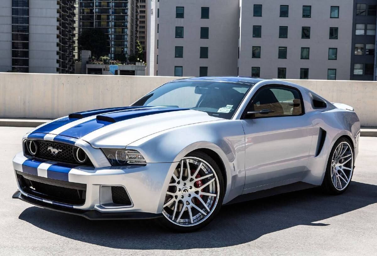 Podemos dizer que o Ford Shelby Mustang é o carro
protagonista do filme. Ele será usado por Tobey Marshall, vivido por Aaron
Paul, que se consagrou em Breaking Bad. Marshall é o personagem principal de
Need For Speed