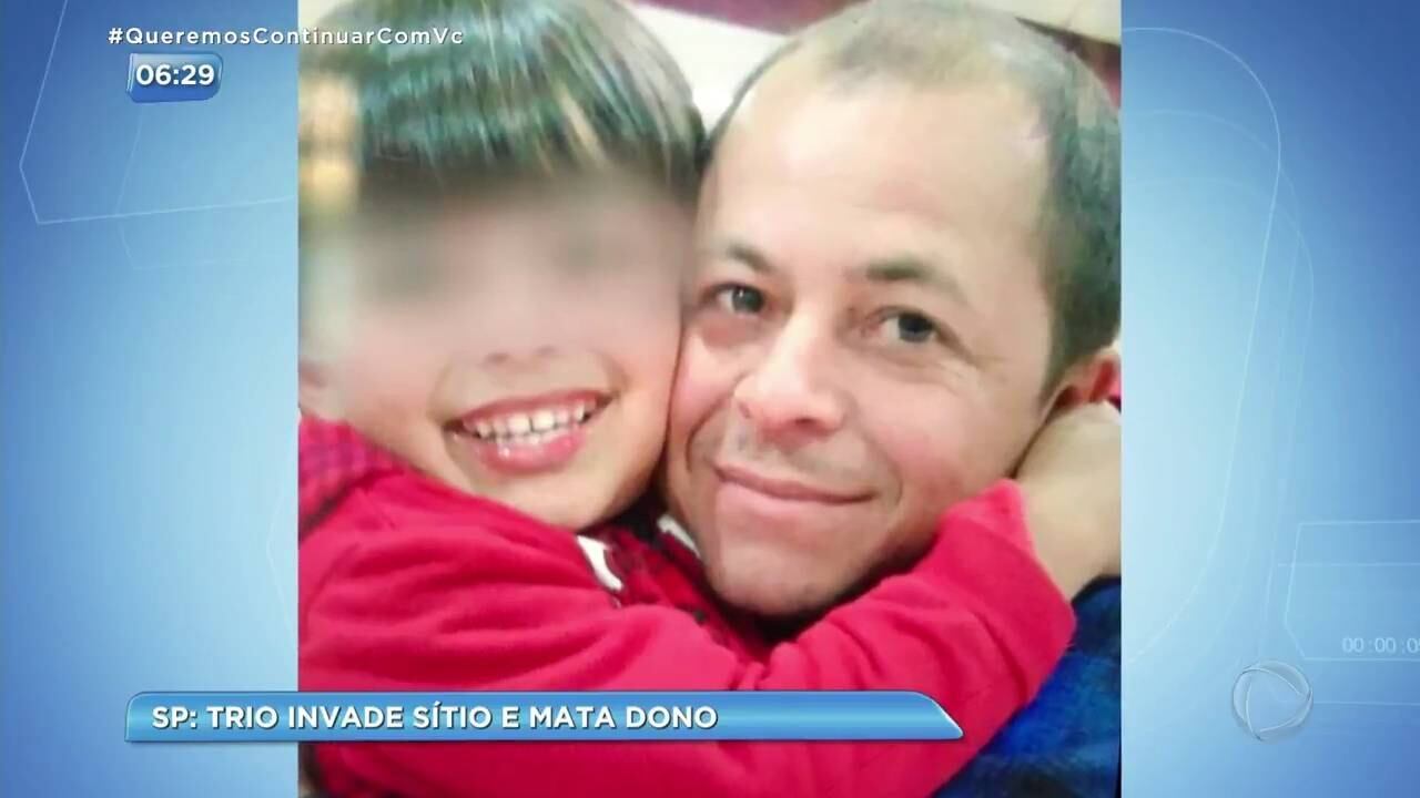 Um garoto de 6 anos ofereceu o cofrinho de moedas a três
assaltantes em troca da vida dos pais. O caso aconteceu na noite do último dia
23, dia do aniversário da criança. Apesar do apelo, o marceneiro José Eleandro,
de 37 anos, foi morto na frente do filho e da esposa