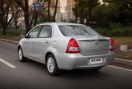 Carroceria com poucos vincos e traseira alta; porta-malas tem 562l