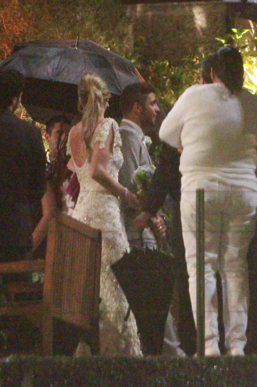 Em cima do bolo, um ninho de passarinhos com dois pinguins