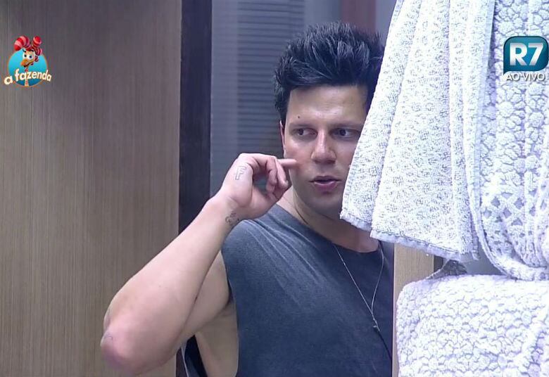 Apesar das dificuldades, a mãe de Thiago Servo gostaria que
o filho tivesse aguentado mais um pouco no confinamento.



— Eu fiquei muito triste. Mas acho que Deus sabe de todas as
coisas. Se ele teve essa atitude e foi movido para isso, tudo tem um propósito.
Ele mostrou a verdade do que ele é: caráter, conceito. Pode-se dizer que ele é
machista, retrograda, mas, as coisas que ele defendia, ninguém quer ver dentro
de casa. Para mim, como mãe, ele foi autêntico e defendeu o que ele acha que é
certo. Eu gostaria que ele tivesse ficado. É uma visibilidade. Mas eu acho que
os frutos do tempo que ele ficou lá também serão bons