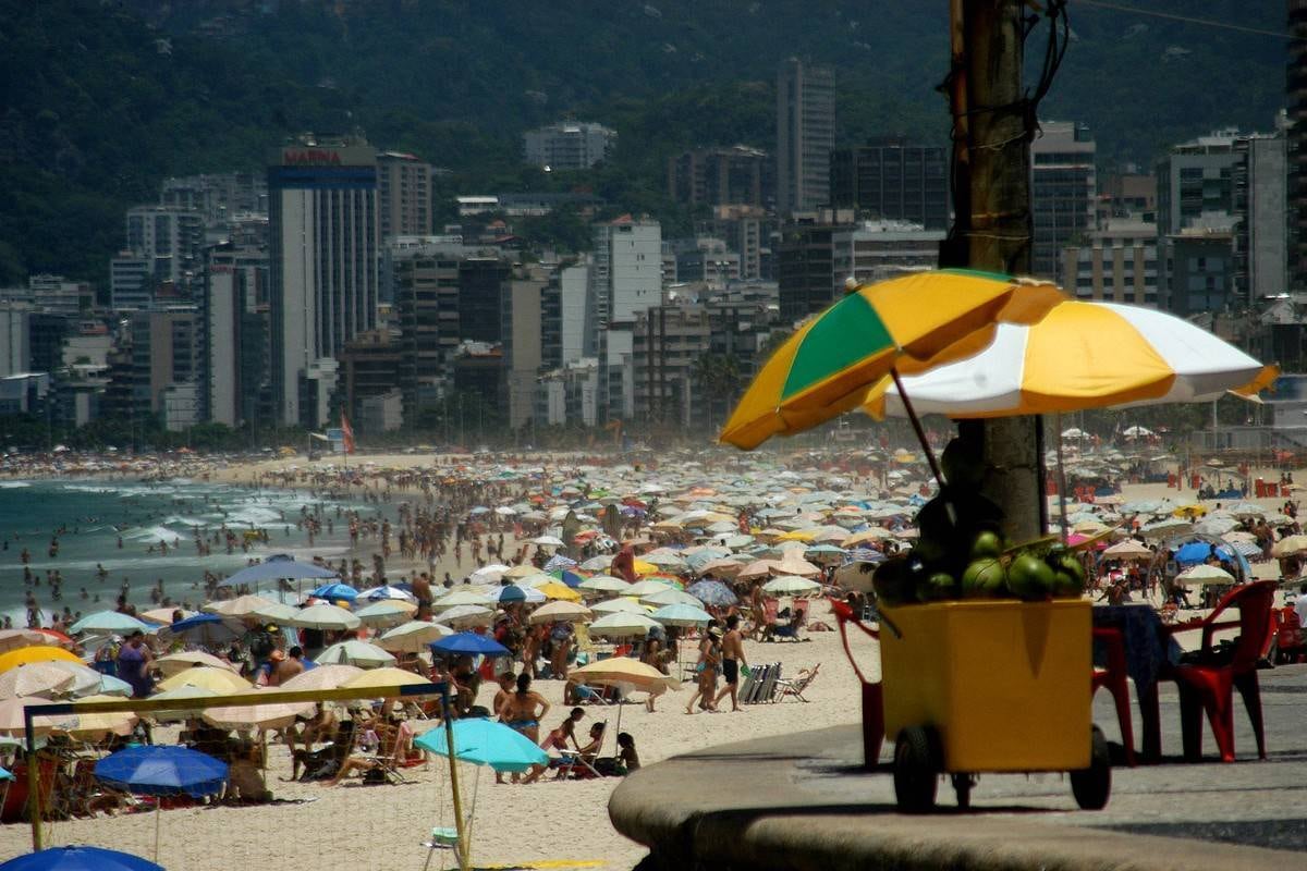 Consumo de comidas na beira da praia deve ser evitado em dias de muito calor