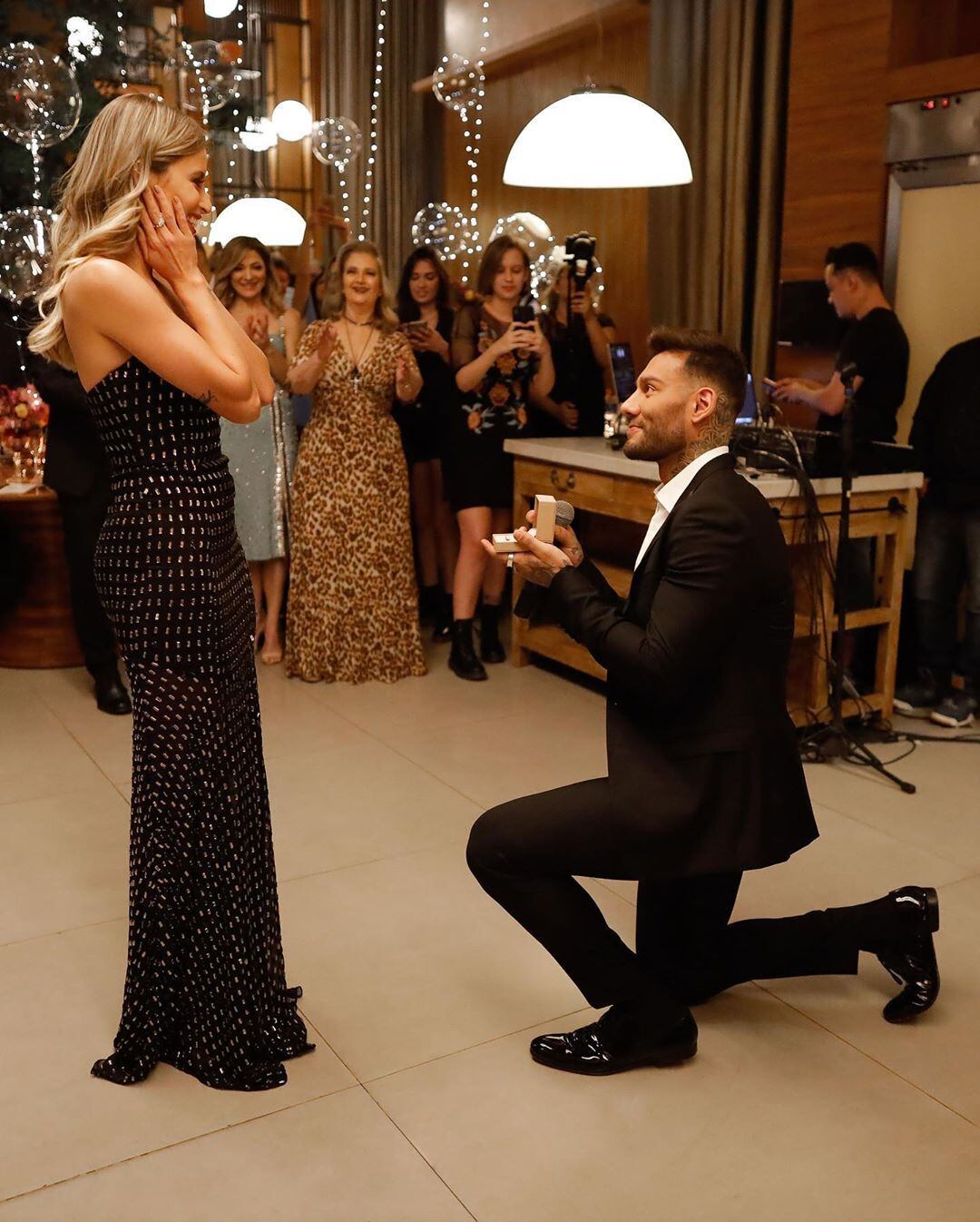 Em agosto, ele já estava de volta aos palcos. E deu novo passo na vida: anunciou noivado com Lorena, e confirmou que tem intenção de casar com a jovem em breve, deixando para trás o time dos solteiros do sertanejo

