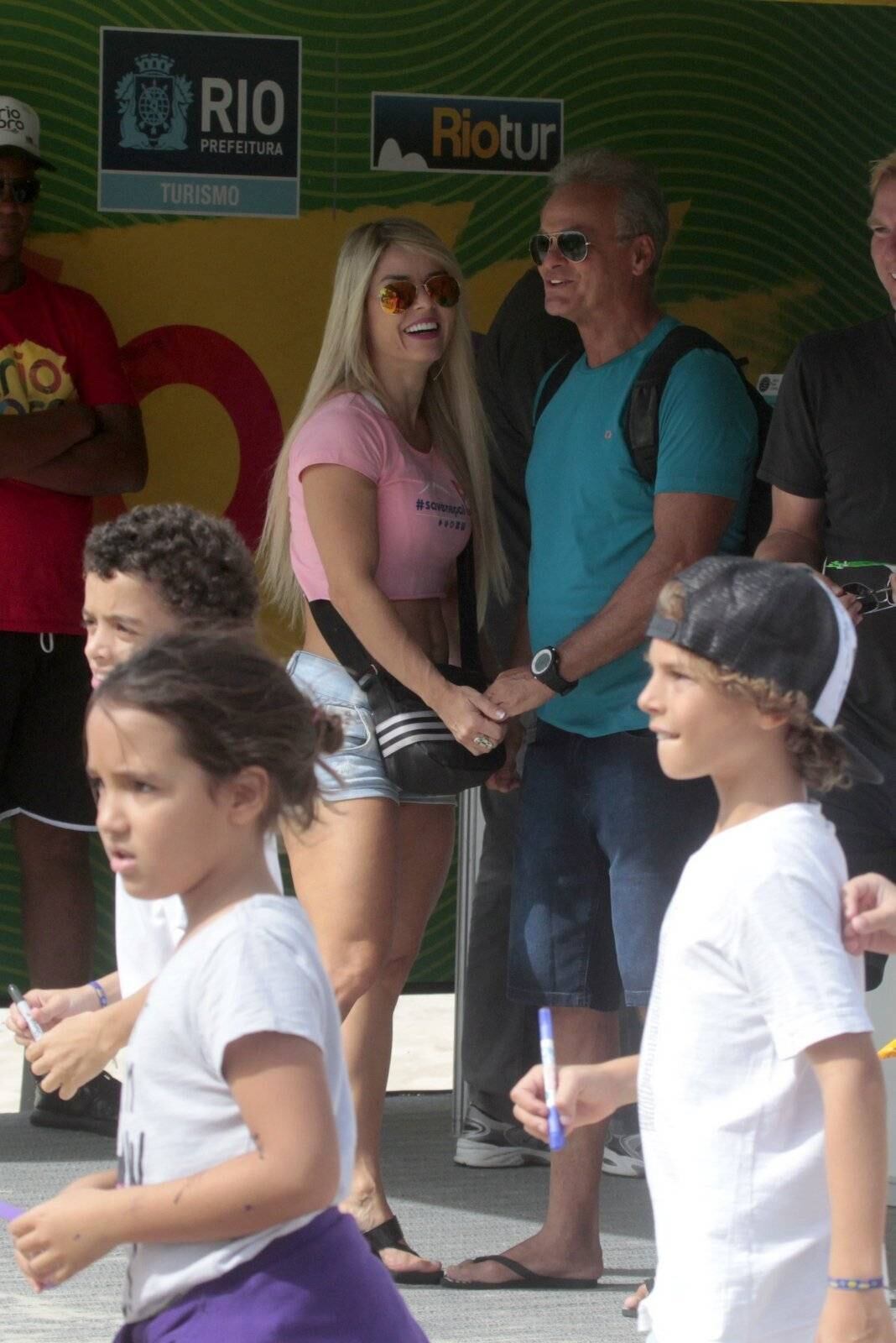 Kadu Moliterno foi visto chegando no Campeonato Mundial de Surf (WTC), no Rio de Janeiro, nesta sexta-feira (15), acompanhado de Cristianne Rodrigues