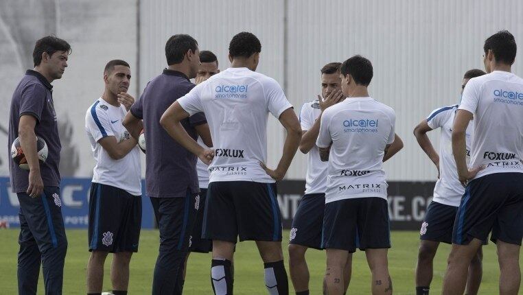 Técnico Fábio Carille conversa com o elenco antes do clássico contra o São Paulo