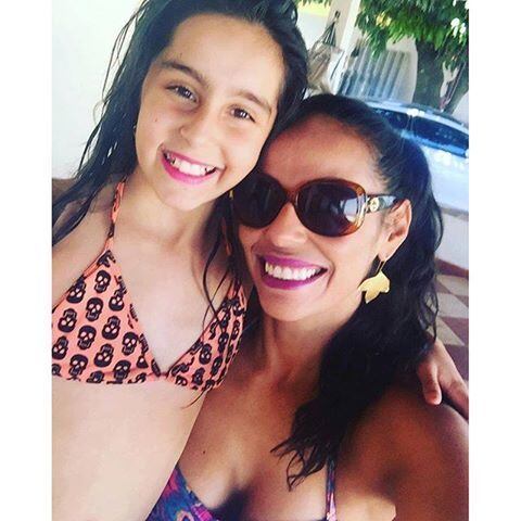 Brincando e passando tempo com sua filha, Mel
