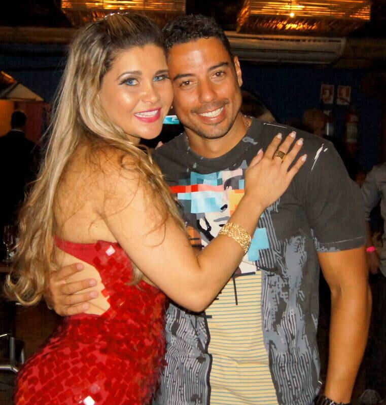 A bordo de um vestido vermelho bastante chamativo, Gracy Kelly celebrou mais um ano de vida