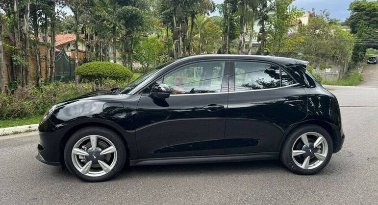 São 4,23m de comprimento, 1,82m de largura e 2,65m de entre-eixos