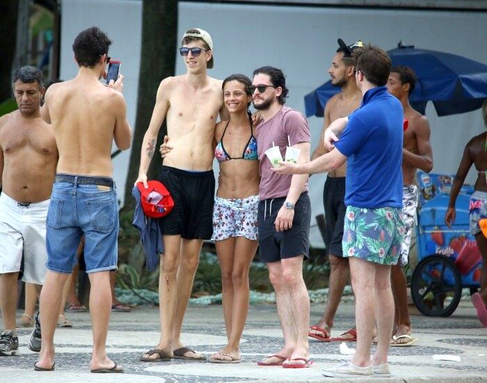 Kit Harington, de Game of Thrones, passou o Réveillon na Cidade Maravilhosa. O ator que viveu o personagem Jon Snow na série foi fotografado nas ruas de Copacabana. Na rotina do ator, muito sol, praia, fãs e caipirinha. Confira