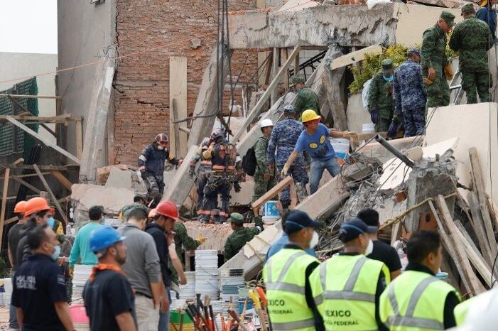 As equipes de segurança continuam as buscas por sobreviventes nos destroços de prédios que caíram por causa do terremoto