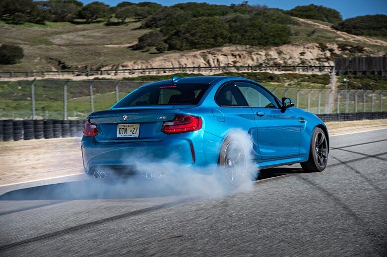 BMW M2 — o ótimo acerto do cupê faz os seis cilindros em linha de 375 cavalos e até 50,9 kgfm parecerem mais do que são. — Não é apenas rápido em linha reta. É também rápido nas curvas. E não apenas rápido, mas um completo esportivo. É tão bom que, em poucas curvas, eu estava realmente enfeitiçado —