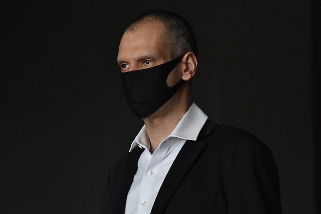 Até agora, Covas só autorizou
o retorno de concessionárias e escritórios