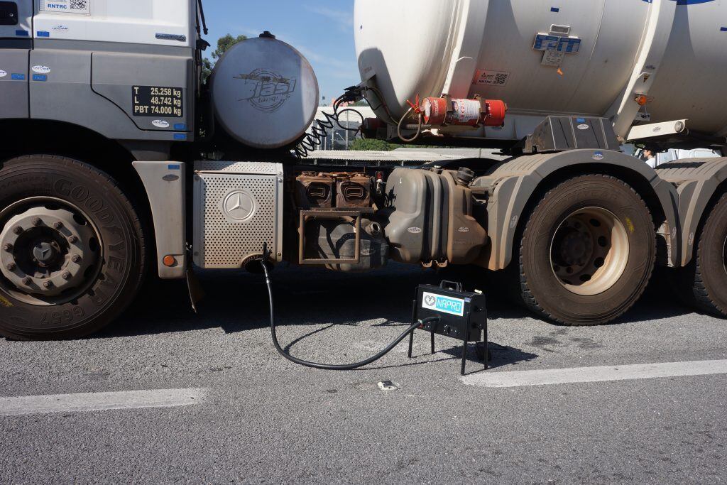 Em alguns casos os técnicos analisam a emissão dos poluentes com equipamentos