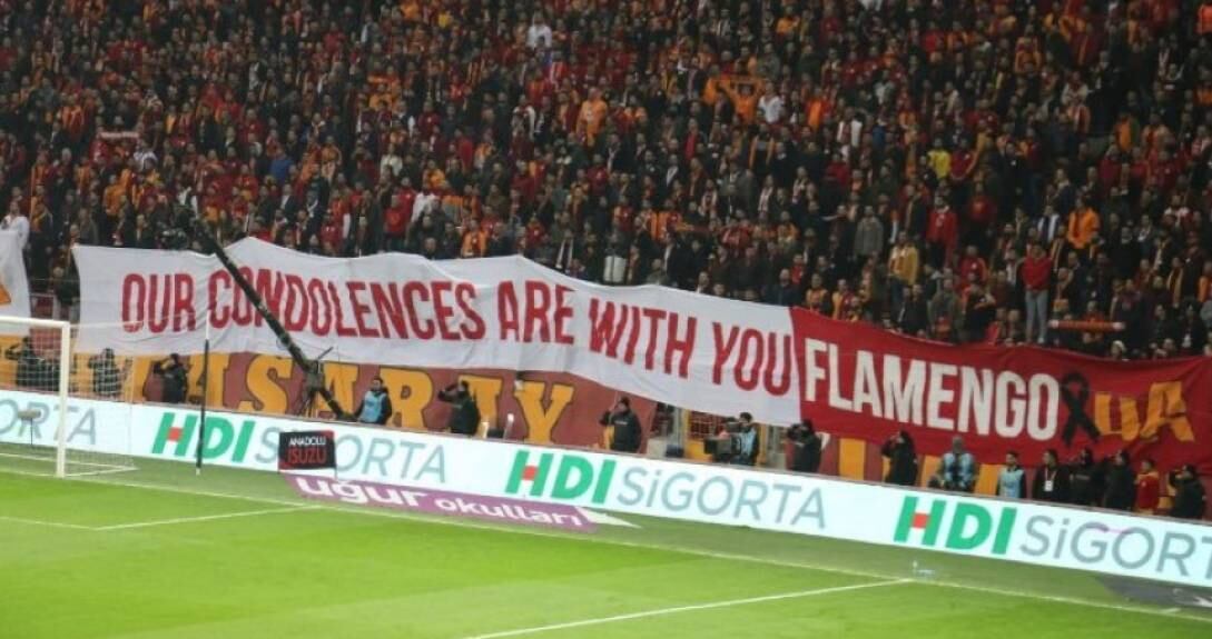 O Galatasaray recebeu o Tranzonspor, pelo Pelo Campeonato Turco, e a torcida do Galatasaray homenageou às vítimas do incêndio no CT do Flamengo: 'Nossas condolências estão com você, Flamengo'