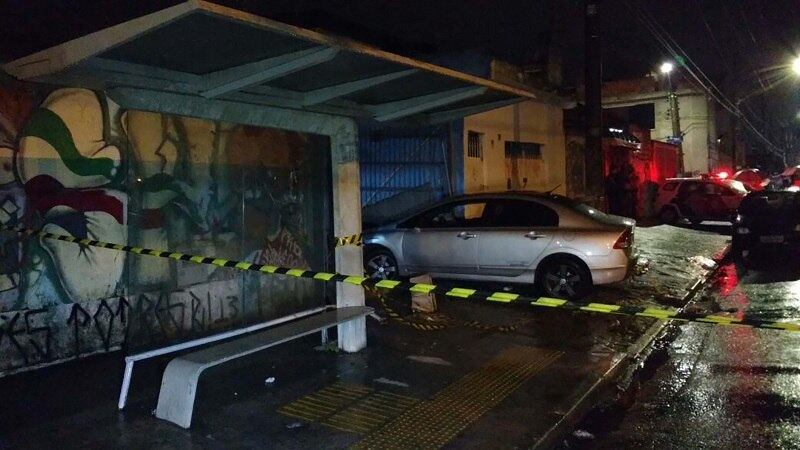 Carro qestava em excesso de velocidade, avançou na contramão, subiu na calçada e só parou depois de atingir o portão de uma casa
