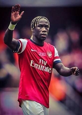 Sagna, lateral do Arsenal, é outro nome do futebol mundial que tem umas ideias meio bizarras para o seu cabelo